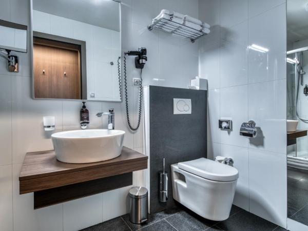 Volcano Spa Hotel : photo 5 de la chambre chambre quadruple de luxe avec accès gratuit au centre de bien-Être et à la salle de sport