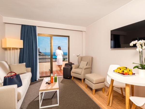 Apartamentos Guitart : photo 1 de la chambre chambre double deluxe avec balcon - vue sur mer