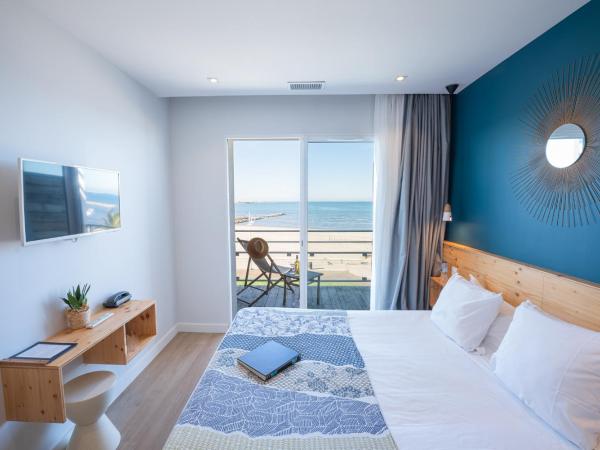 Hôtel Café Miramar : photo 9 de la chambre chambre lit queen-size - vue sur mer