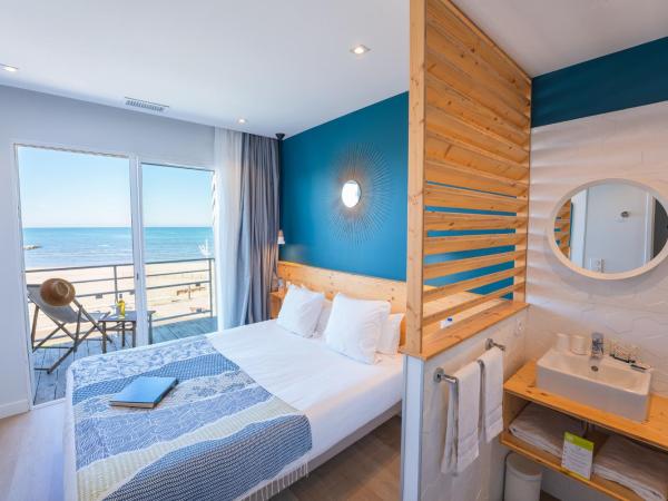 Hôtel Café Miramar : photo 8 de la chambre chambre lit queen-size - vue sur mer