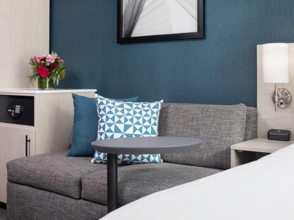 Hyatt Place New York Chelsea : photo 4 de la chambre chambre lit king-size avec canapé-lit - vue sur ville