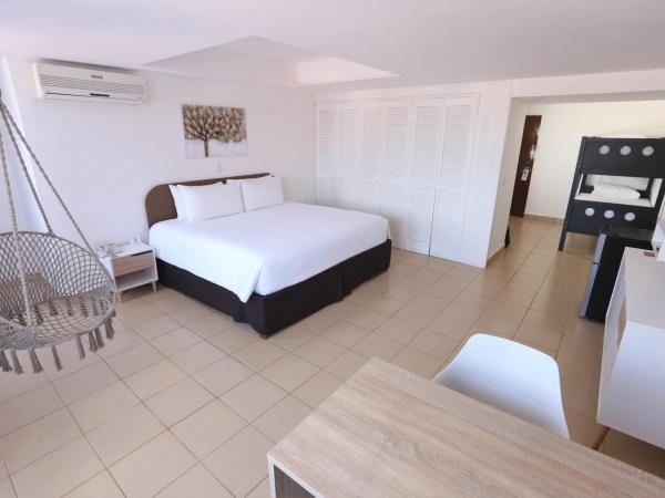 Cozumel Hotel & Resort Trademark Collection by Wyndham : photo 5 de la chambre chambre familiale avec lit king-size et 2 lits superposés - non-fumeurs