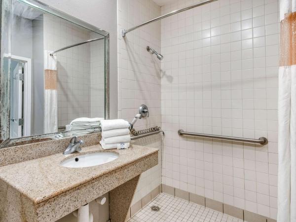 Motel 6-Houston, TX - Spring : photo 4 de la chambre chambre avec 2 lits queen-size et douche accessible en fauteuil roulant - adaptée aux personnes à mobilité réduite