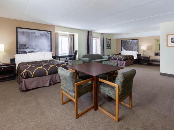 Super 8 by Wyndham Niagara Falls by the Falls : photo 2 de la chambre suite familiale 2 chambres avec 4 lits queen-size - non-fumeurs