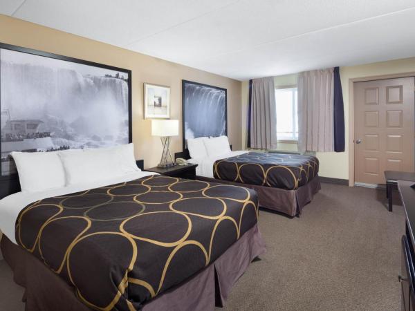 Super 8 by Wyndham Niagara Falls by the Falls : photo 3 de la chambre suite familiale 2 chambres avec 4 lits queen-size - non-fumeurs