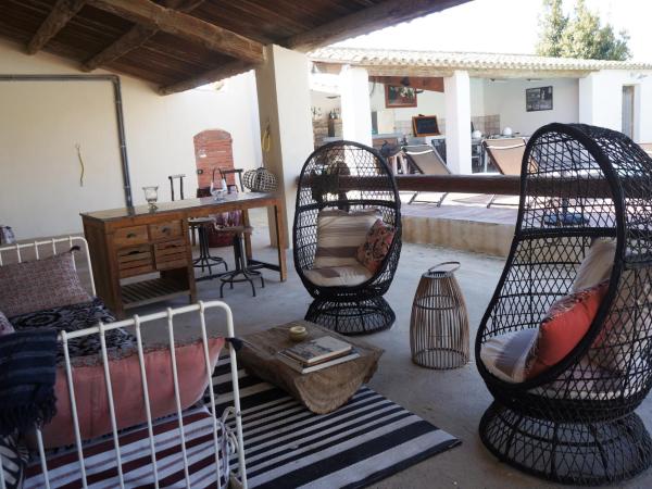 Mas Lou Caloun - Chambre d'Hôte face à la piscine en Camargue - Les Saintes Maries de la Mer : photo 6 de la chambre chambre double - vue sur piscine