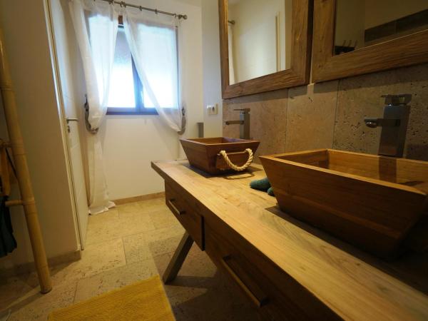 Mas Lou Caloun - Chambre d'Hôte face à la piscine en Camargue - Les Saintes Maries de la Mer : photo 8 de la chambre chambre double - vue sur piscine