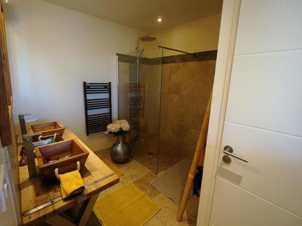 Mas Lou Caloun - Chambre d'Hôte face à la piscine en Camargue - Les Saintes Maries de la Mer : photo 9 de la chambre chambre double - vue sur piscine