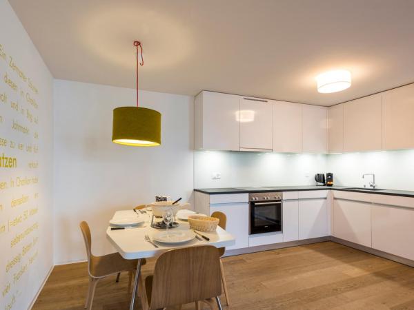 Legendär Zermatt : photo 4 de la chambre appartement de 85 m² avec balcon - vue sur forêt