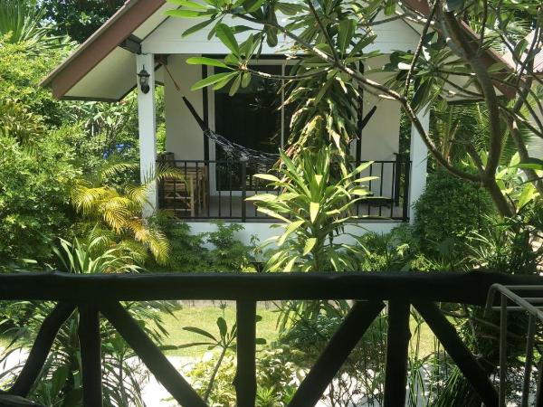 Lanta Fa Rung Beach Resort : photo 2 de la chambre bungalow deluxe avec climatisation - vue sur jardin