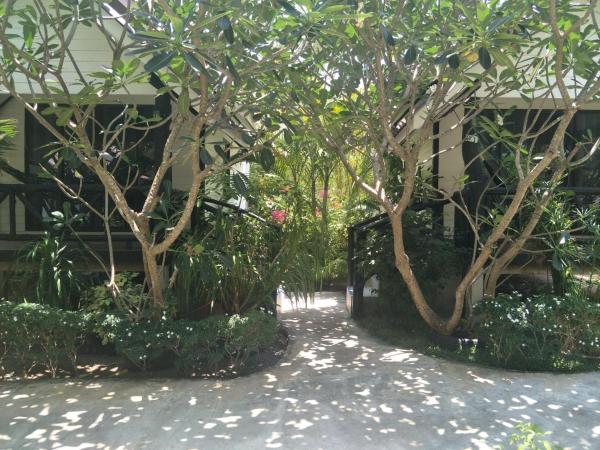 Lanta Fa Rung Beach Resort : photo 3 de la chambre bungalow supérieur avec climatisation - vue sur jardin