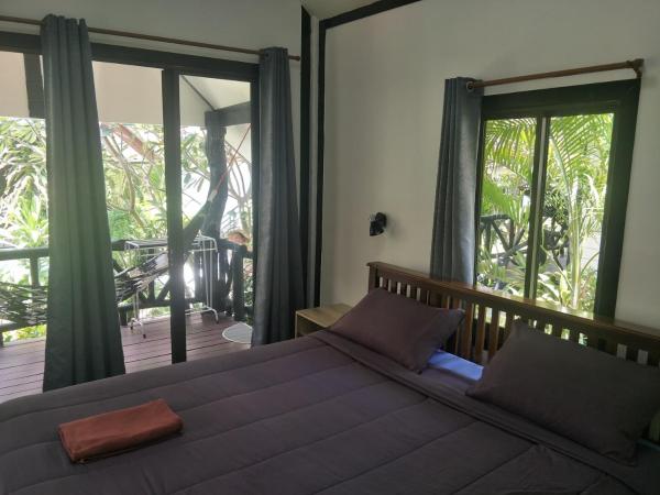 Lanta Fa Rung Beach Resort : photo 7 de la chambre bungalow supérieur avec climatisation - vue sur jardin