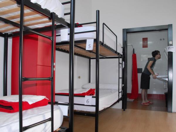 Bilbao Akelarre Hostel : photo 7 de la chambre chambre quadruple avec salle de bains privative