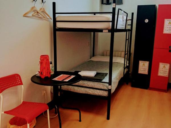 Bilbao Akelarre Hostel : photo 1 de la chambre lit simple dans dortoir de 4 lits