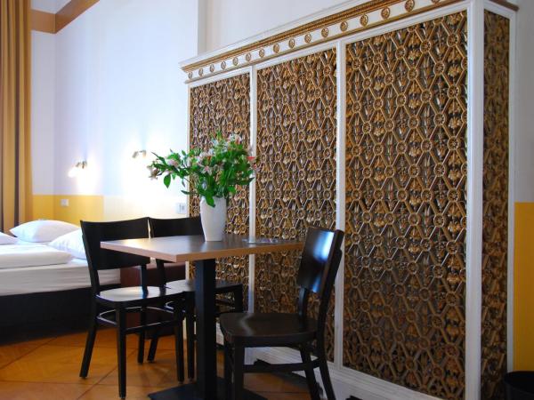 Grand Hostel Berlin Classic : photo 6 de la chambre lit dans dortoir mixte de 8 lits avec salle de bains privative