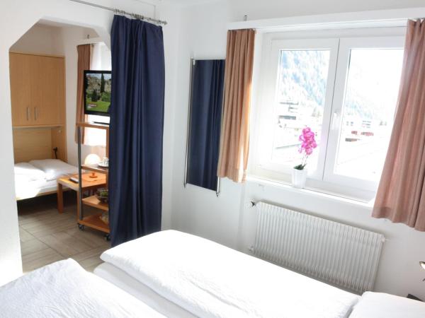Hotel Paradis-Leukerbad-Therme : photo 6 de la chambre chambre triple