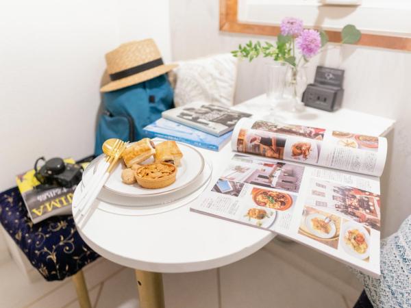 Casa Blanca Guesthouse : photo 3 de la chambre chambre lits jumeaux avec salle de bains commune - réservée aux femmes