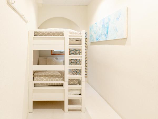 Casa Blanca Guesthouse : photo 4 de la chambre chambre lits jumeaux avec salle de bains commune - réservée aux femmes