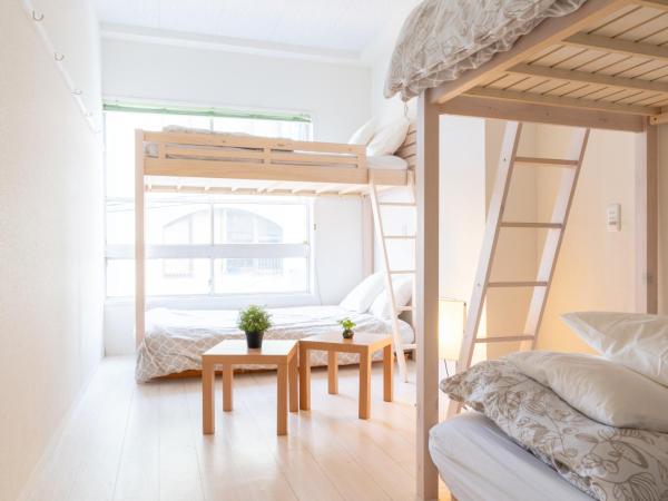 Casa Blanca Guesthouse : photo 1 de la chambre chambre quadruple avec salle de bains commune