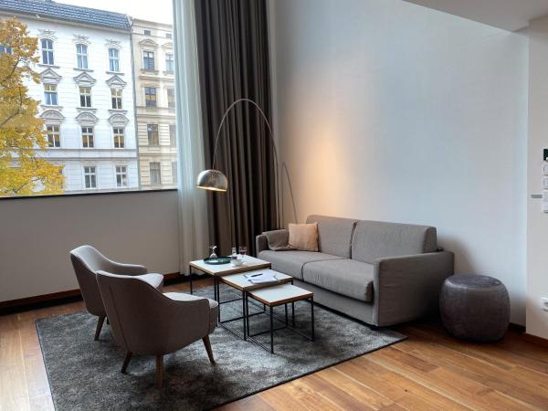 Mercure Hotel MOA Berlin : photo 2 de la chambre suite supérieure avec 1 lit double et canapé-lit