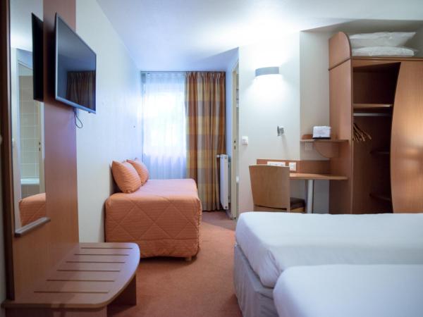 Kyriad Rennes Nord Hotel : photo 1 de la chambre chambre triple (1 lit double et 1 lit simple)
