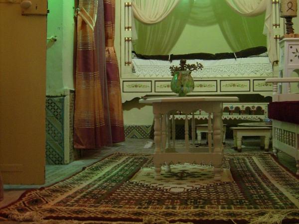 Dar Baaziz : photo 5 de la chambre chambre quadruple Économique avec salle de bains commune