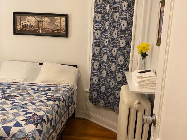 Hollywood Rentals LLC : photo 3 de la chambre chambre double avec salle de bains commune