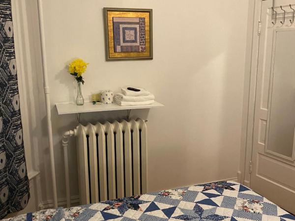 Hollywood Rentals LLC : photo 6 de la chambre chambre double avec salle de bains commune