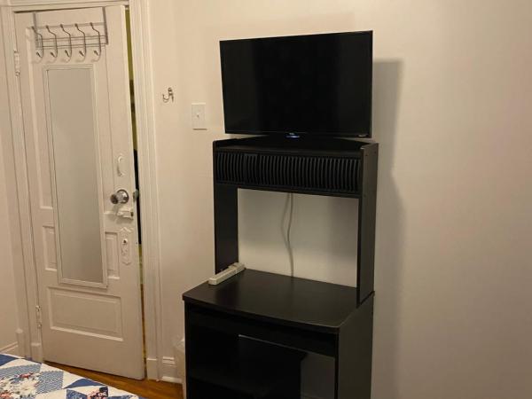 Hollywood Rentals LLC : photo 7 de la chambre chambre double avec salle de bains commune