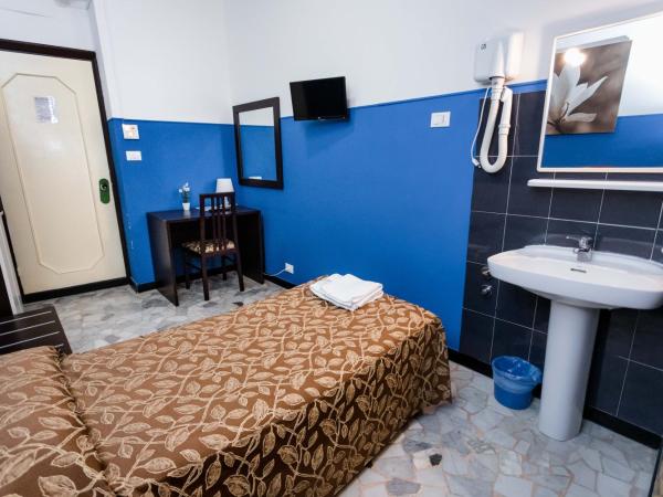 Mini Hotel : photo 8 de la chambre chambre simple avec salle de bains extérieure privative