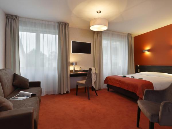 The Originals City, Hôtel Les Thermes de l'Avenue, Dax : photo 1 de la chambre chambre quadruple