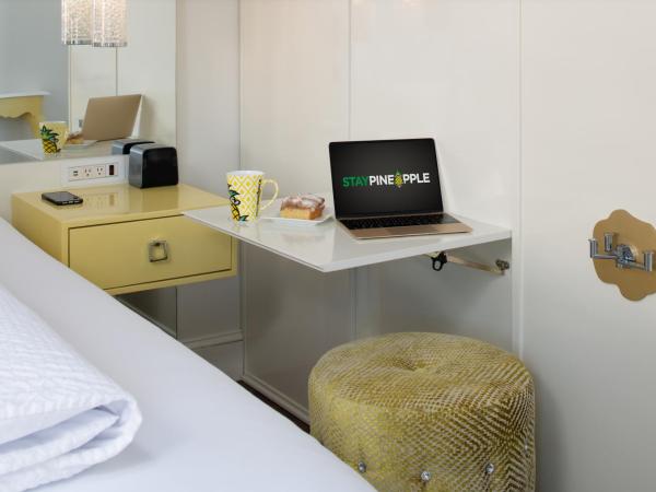 Staypineapple, A Delightful Hotel, South End : photo 5 de la chambre chambre lit king-size deluxe