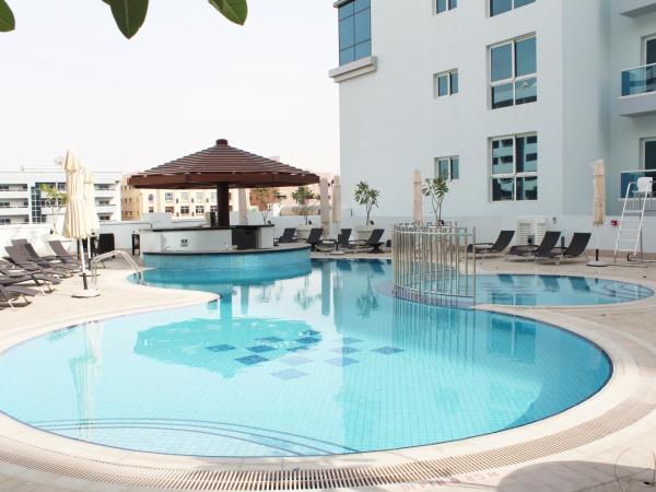 Hyatt Place Dubai Al Rigga : photo 5 de la chambre chambre king avec canapé-lit et vue sur la piscine