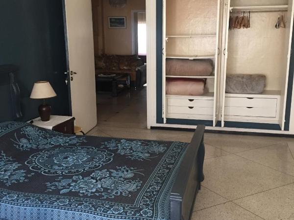 Property located in a quiet area near the train station : photo 7 de la chambre chambre triple