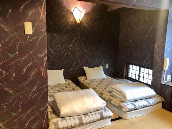 Hostel Yume-Nomad Kobe : photo 7 de la chambre chambre lits jumeaux avec douche privative