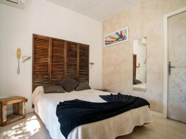 Hôtel Les Orangers : photo 10 de la chambre chambre double avec terrasse et climatisation