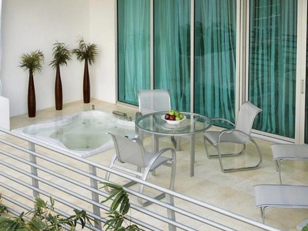 SBV Luxury Ocean Hotel Suites : photo 3 de la chambre collins avenue suite with balcony and hot tub