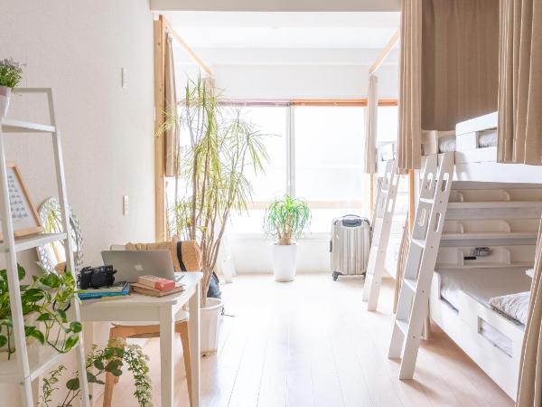 Casa Blanca Guesthouse : photo 2 de la chambre 8-bed female dormitory room with shared bathroom 