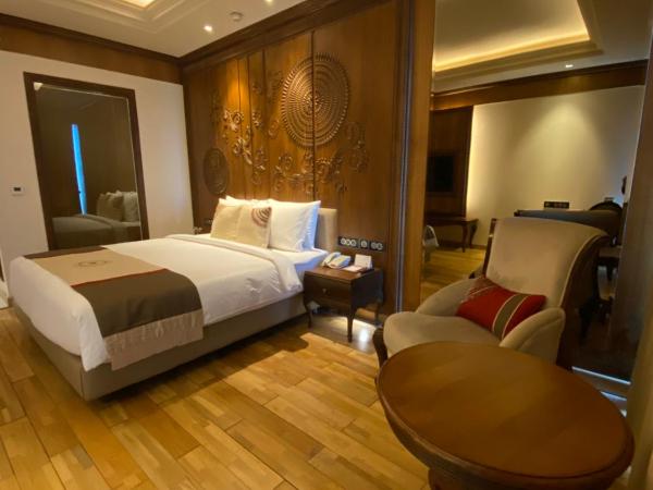Seven Seas Hotel : photo 6 de la chambre chambre lit king-size