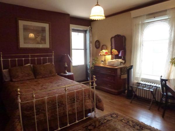 Auberge King Edward Bed and Breakfast : photo 1 de la chambre chambre lit queen-size avec balcon