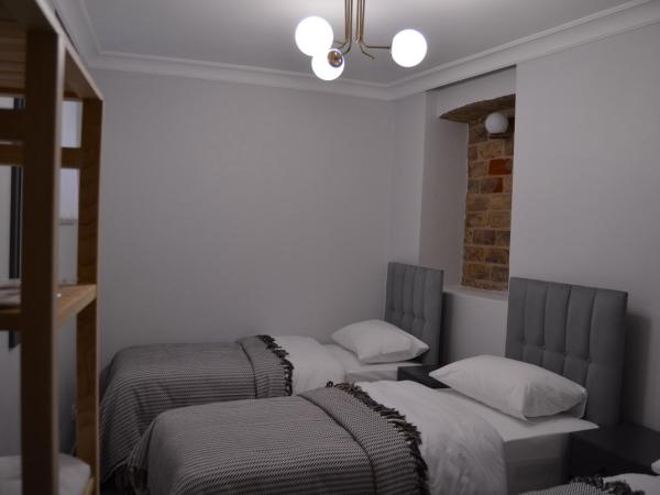 Benan Apartment : photo 6 de la chambre chambre triple avec salle de bains privative