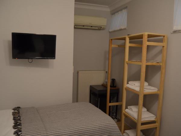 Benan Apartment : photo 3 de la chambre chambre triple avec salle de bains privative