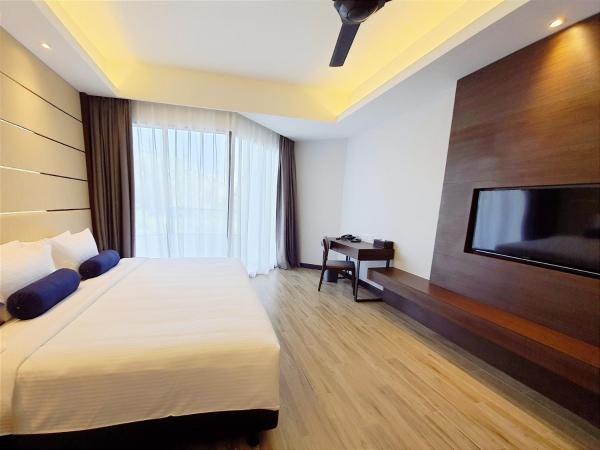 Pacific Regency Beach Resort, Port Dickson : photo 3 de la chambre hébergement de luxe lit king-size - vue sur ville