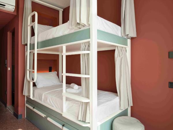 Zeus is Loose : photo 4 de la chambre bed in 4-bed female dorm with city view