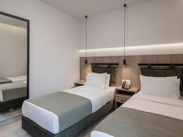 Morum City Hotel Chania : photo 3 de la chambre chambre familiale avec balcon