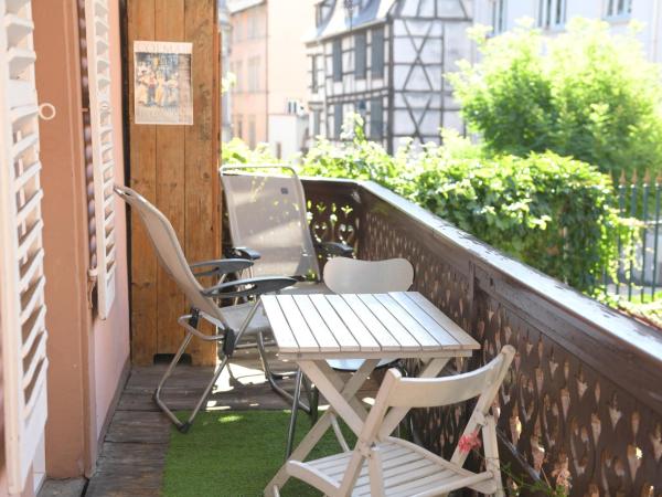 CHEZ CECILE Bed and Breakfast chez le VIGNERON : photo 9 de la chambre appartement avec balcon