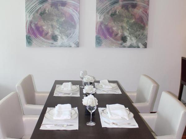 Hyatt Place Dubai Al Rigga Residences : photo 5 de la chambre ce studio comprend une cuisine.