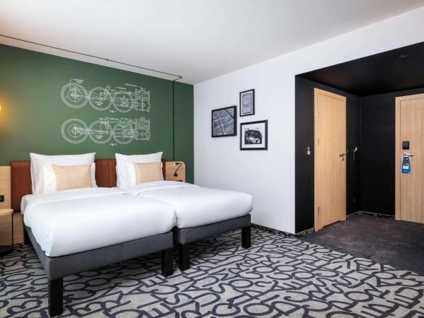 Mercure Warszawa Ursus Station : photo 8 de la chambre room with one queen bed and sofa