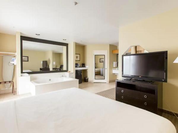 Hotel Silver Lake : photo 3 de la chambre chambre lit king-size avec baignoire spa