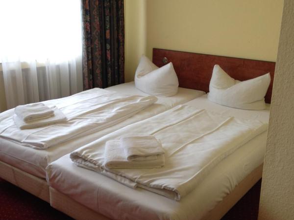 Domo Hotel Mondial : photo 1 de la chambre chambre lits jumeaux avec toilettes communes